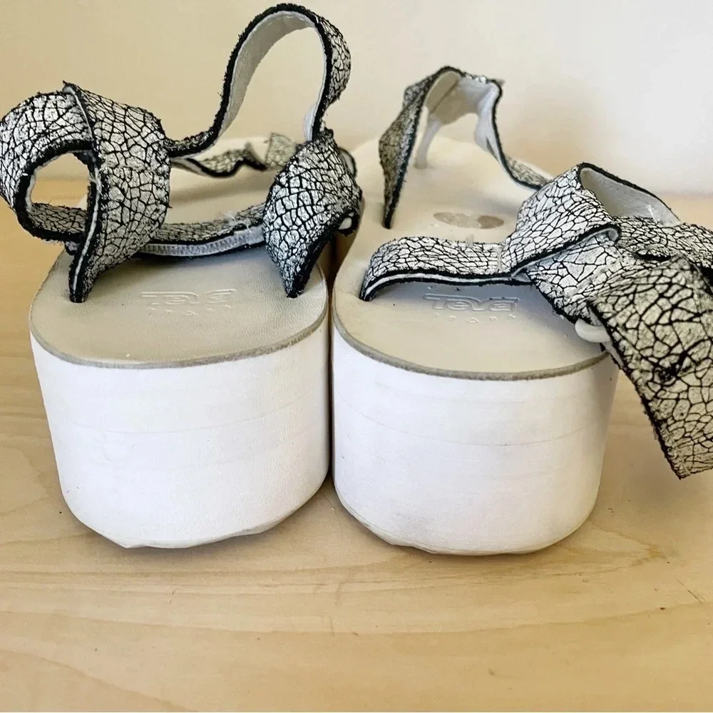 TEVA Cracked Distressed Platform Sandals Sz 9
